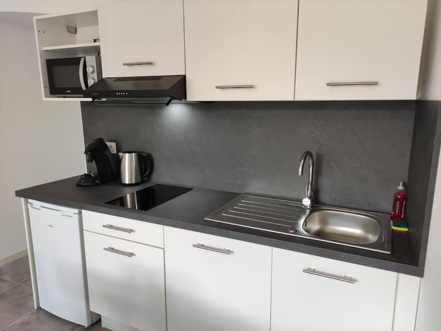 L'Atelier De La Cite - Parking Gratuit Apartment Carcassone Exterior photo